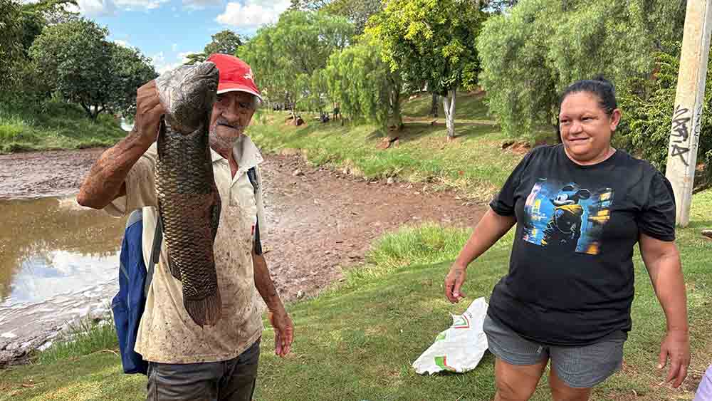 Desassoreamento do Lago das Flores atrai pescadores em Ivaiporã