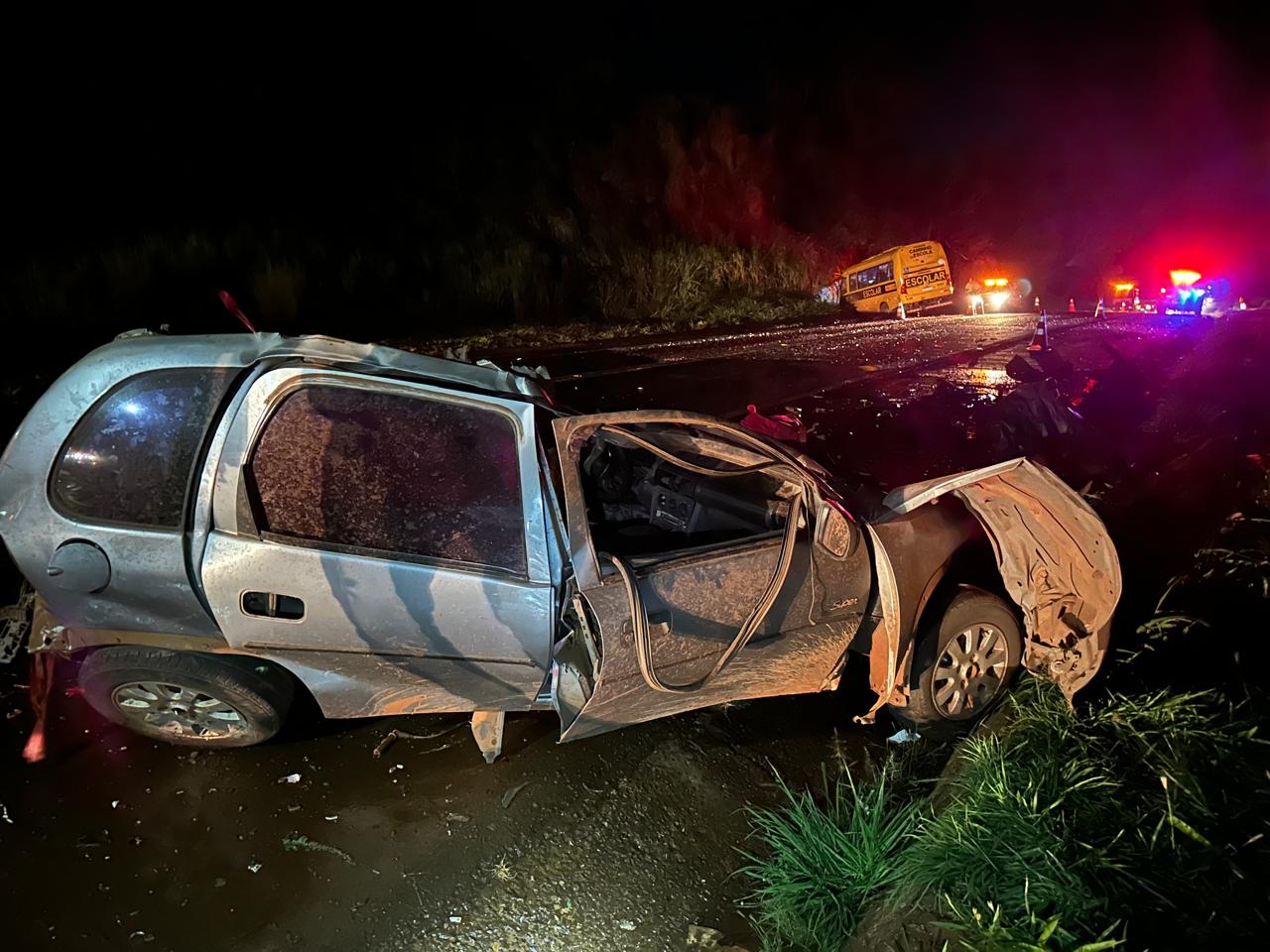 Família morre após carro bater contra ônibus escolar e caminhão no PR