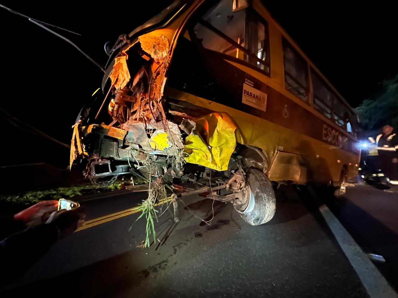 Família morre após carro bater contra ônibus escolar e caminhão no PR