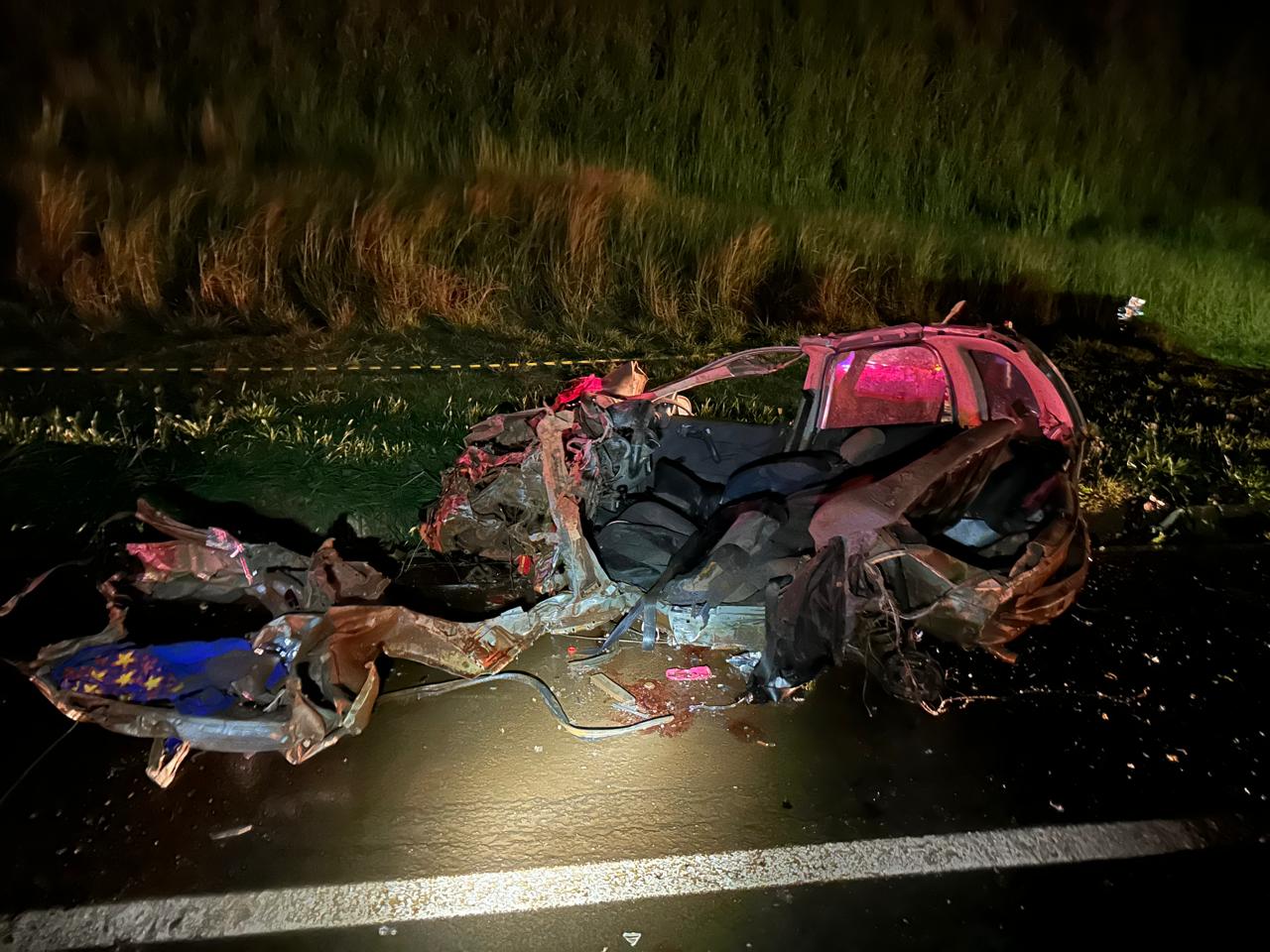 Família morre após carro bater contra ônibus escolar e caminhão no PR