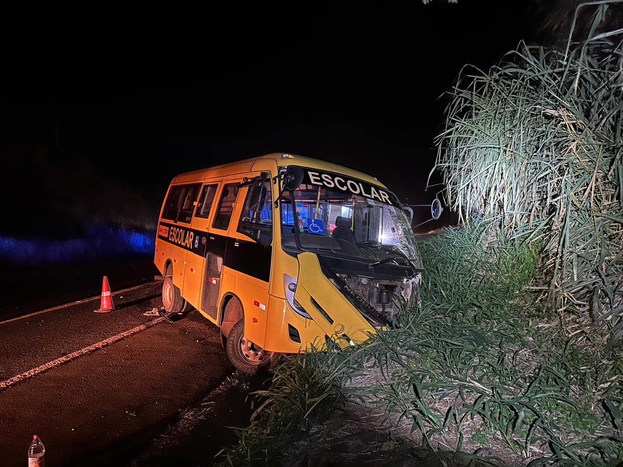 Família morre após carro bater contra ônibus escolar e caminhão no PR