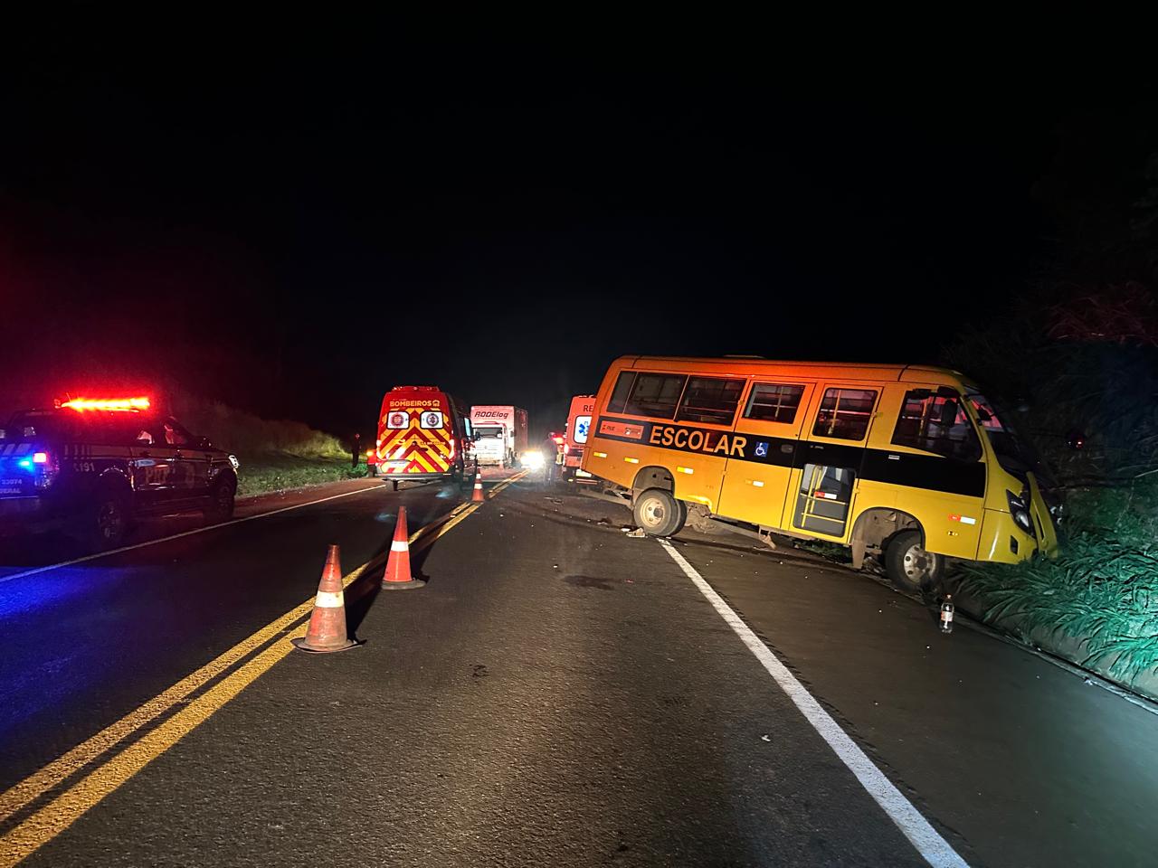Família morre após carro bater contra ônibus escolar e caminhão no PR
