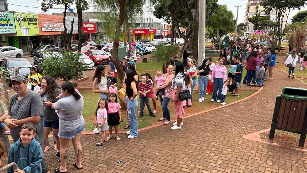 Ivaiporã dá início à programação da Páscoa com a chegada do Coelhinho