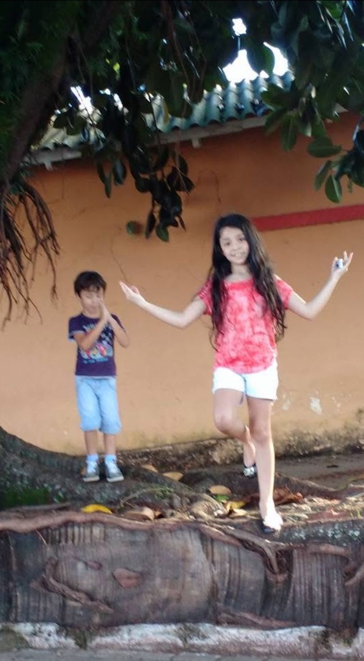 Josilene guarda até hoje uma foto dos filhos pequenos brincando ao lado da árvore - Paulo Henrico e Isadora.