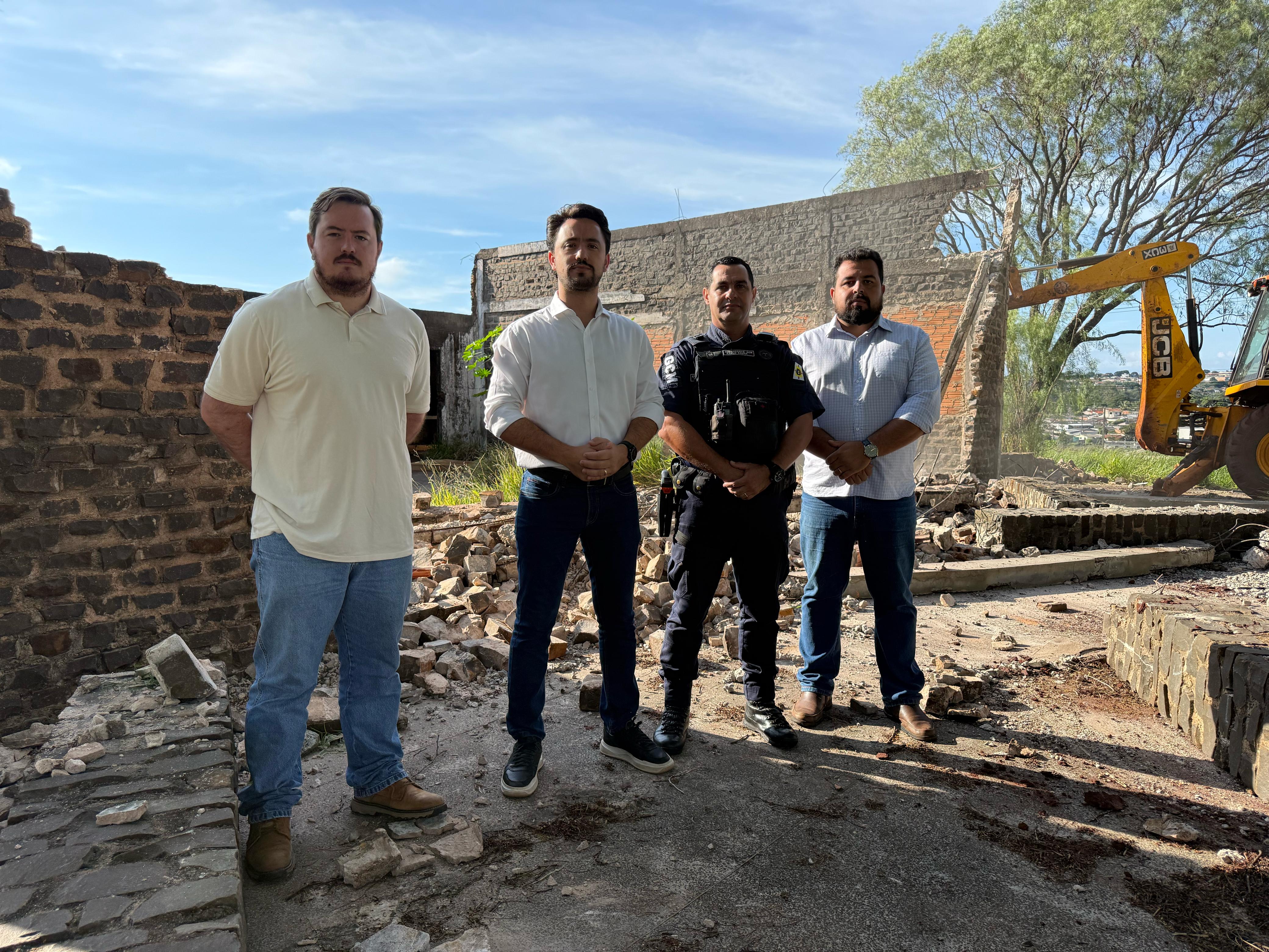 Prefeitura de Apucarana faz a demolição das ruínas da antiga “Casa da Pedra”