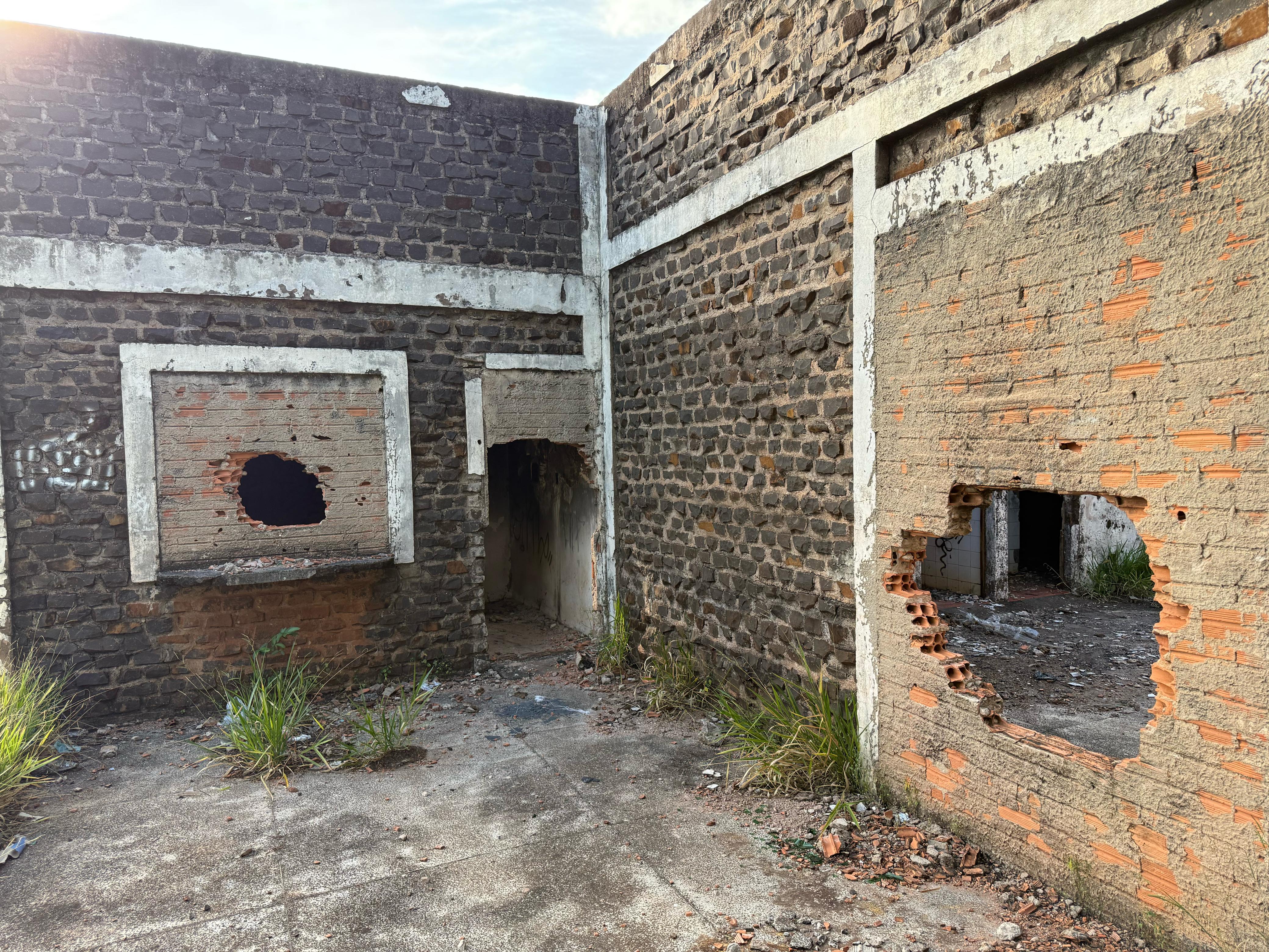 Prefeitura de Apucarana faz a demolição das ruínas da antiga “Casa da Pedra”