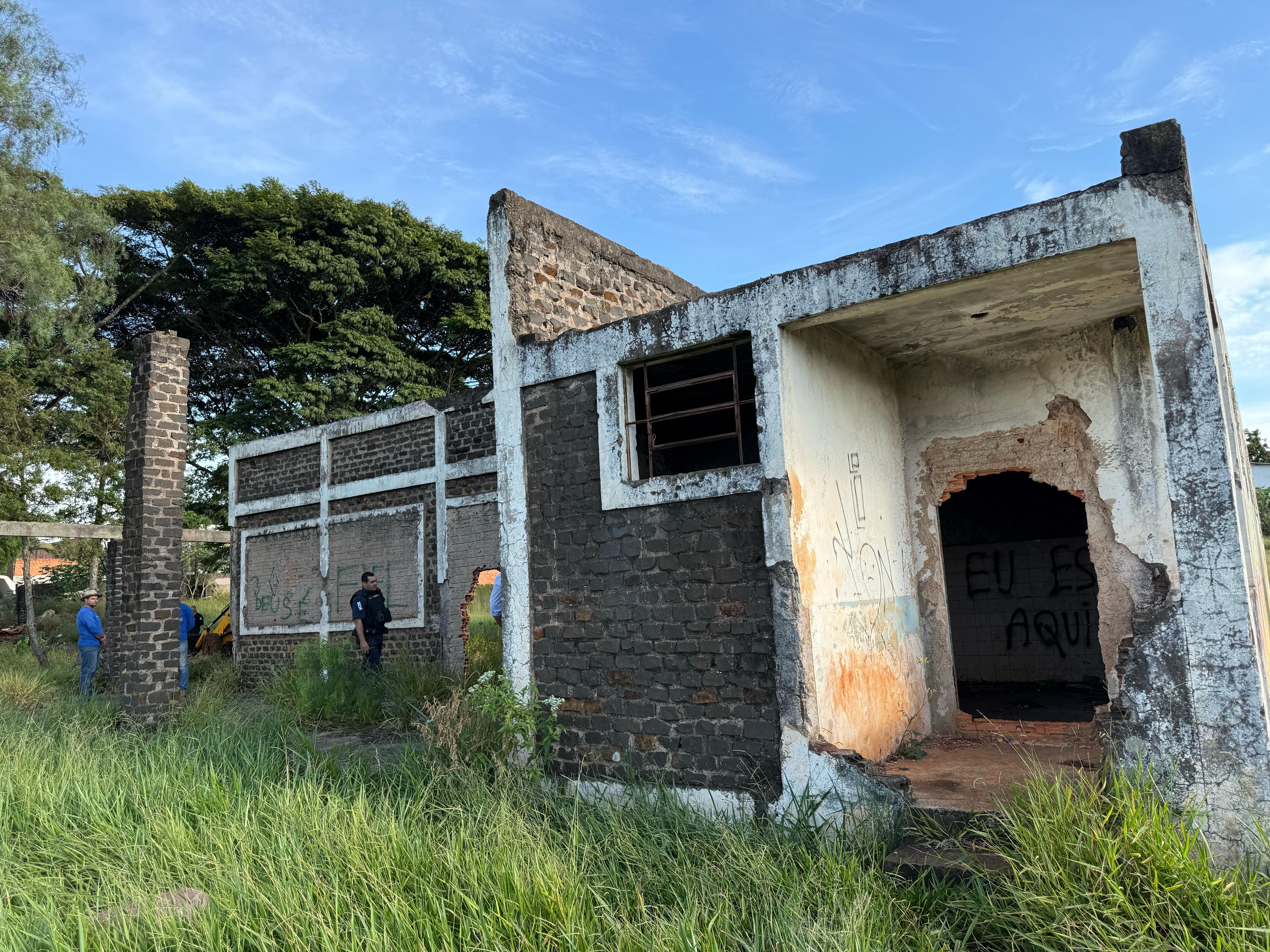 Prefeitura de Apucarana faz a demolição das ruínas da antiga “Casa da Pedra”