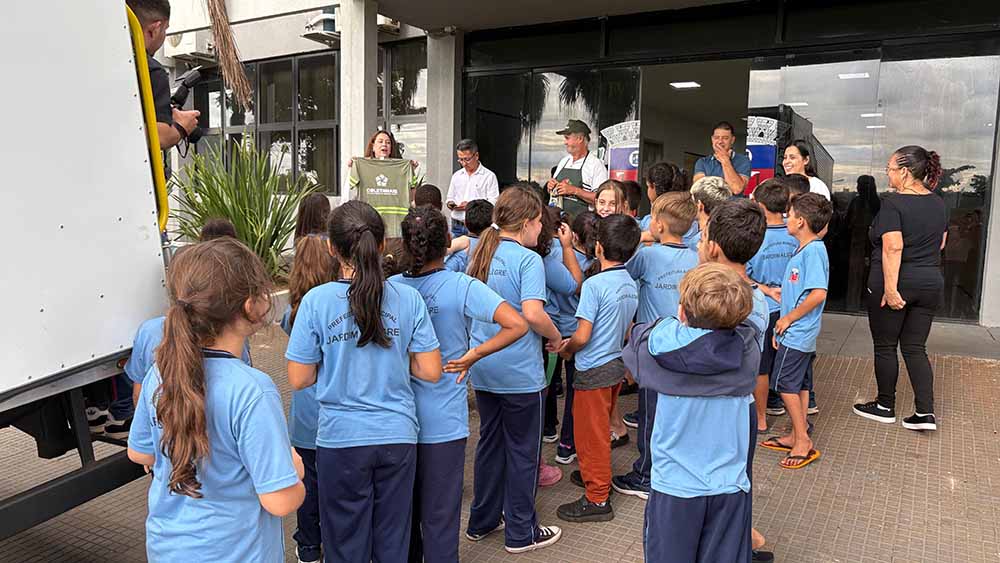 Prefeitura e Itaipu reforçam coleta seletiva com novo caminhão em Jardim Alegre