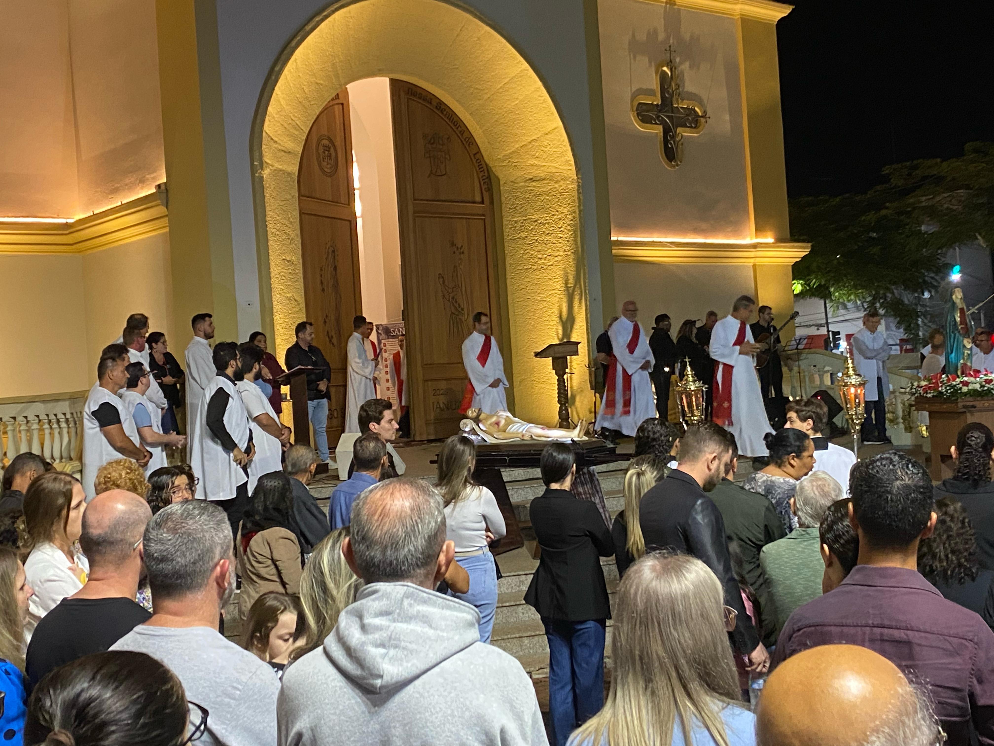 Procissão de Sexta-feira Santa reúne multidão na Catedral de Apucarana