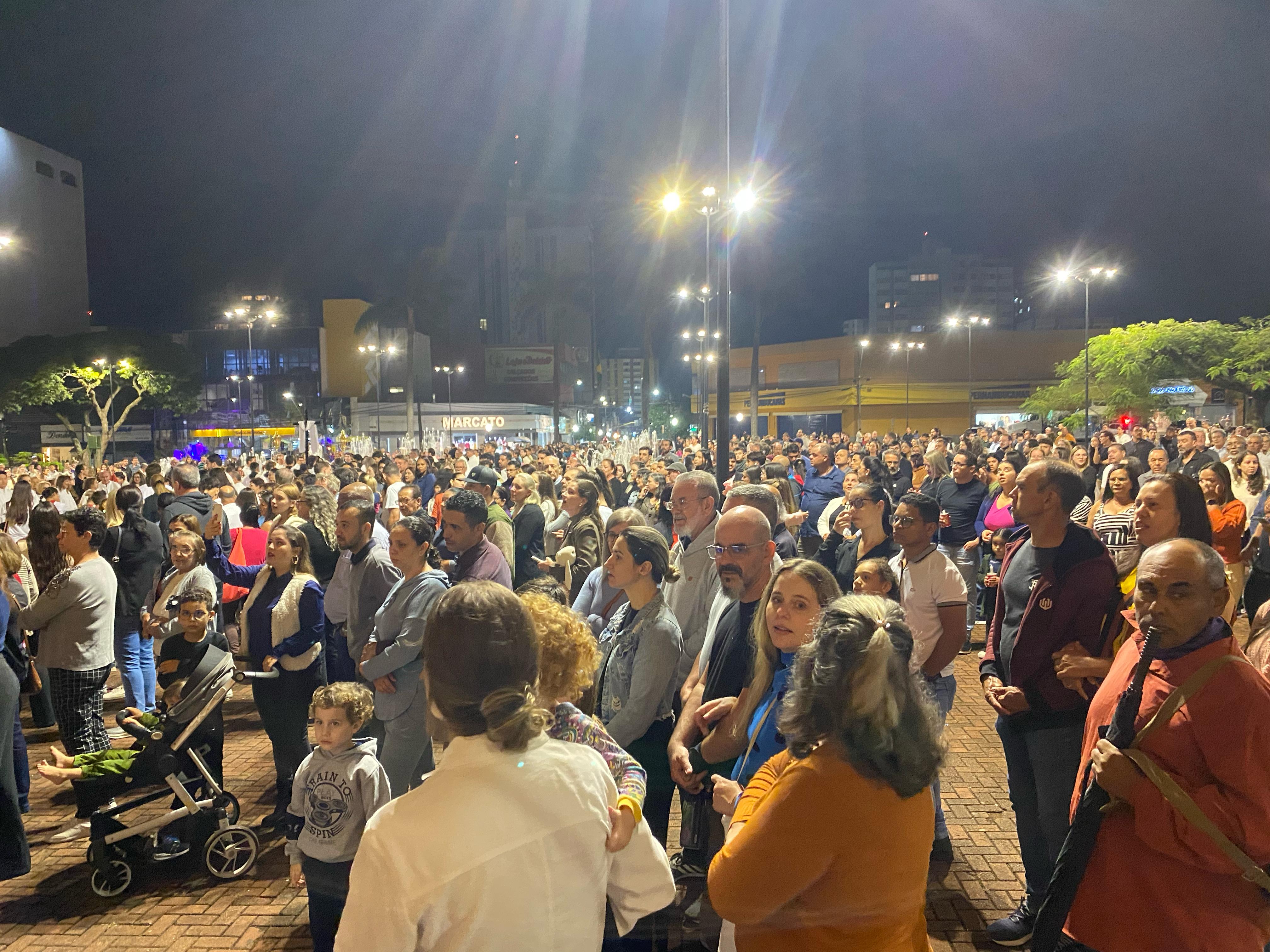Procissão de Sexta-feira Santa reúne multidão na Catedral de Apucarana