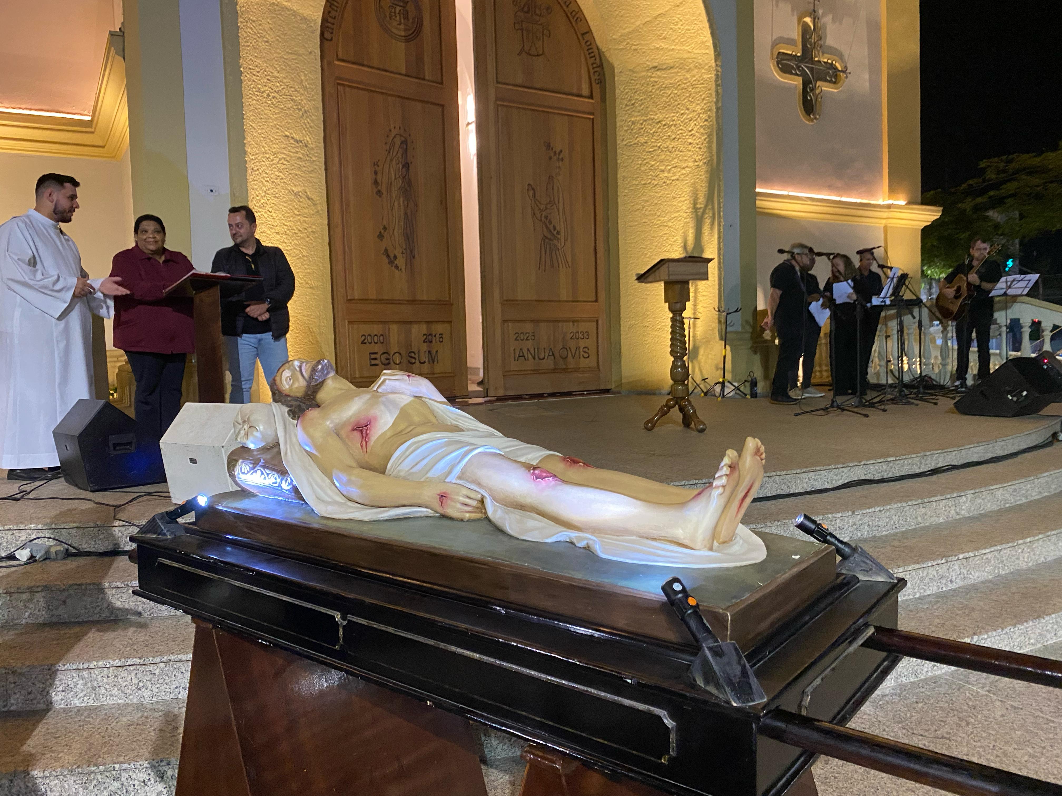 Procissão de Sexta-feira Santa reúne multidão na Catedral de Apucarana