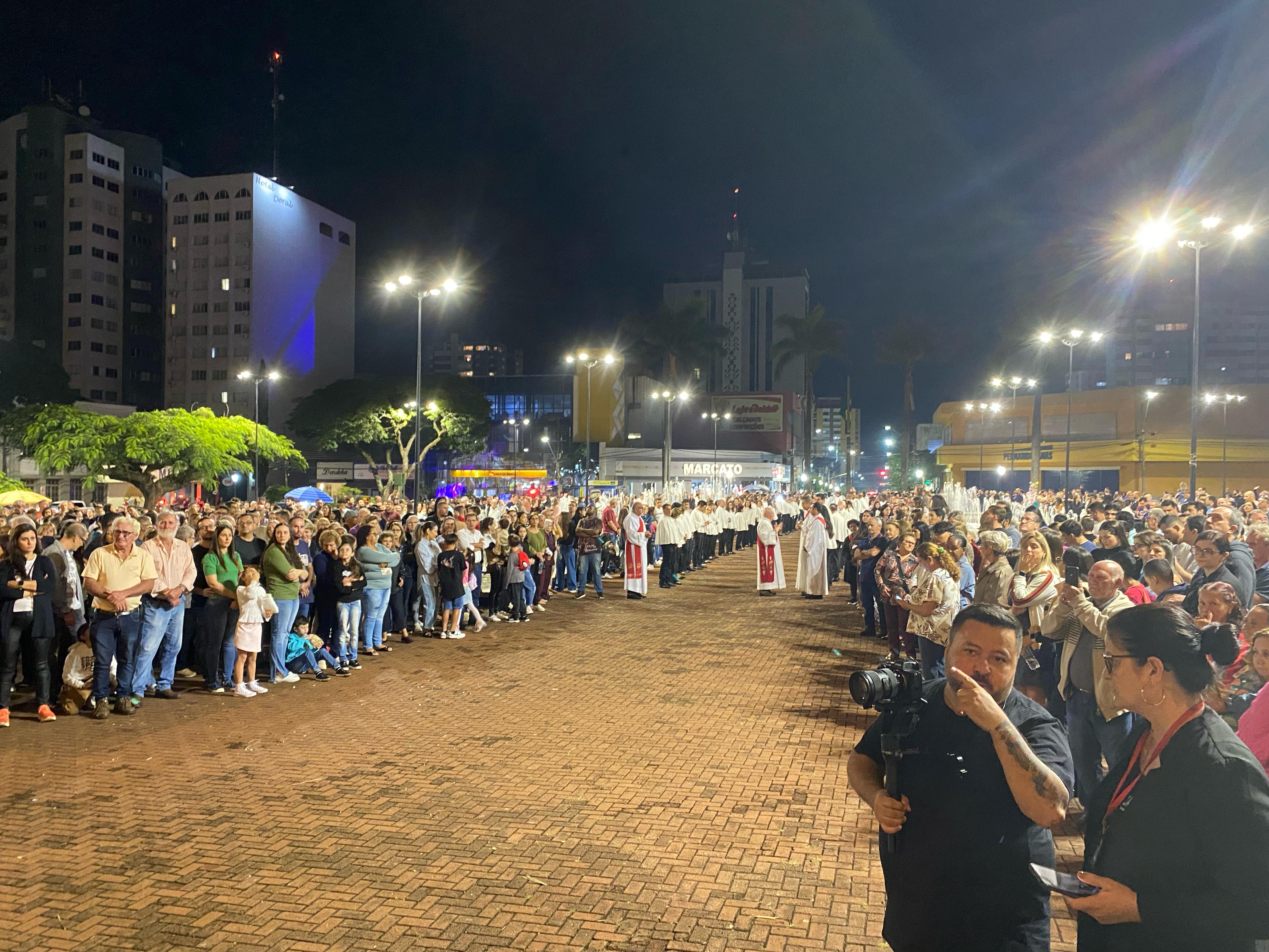 Procissão de Sexta-feira Santa reúne multidão na Catedral de Apucarana