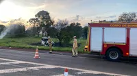 Blazer derruba poste e pega fogo na BR-376 em Apucarana