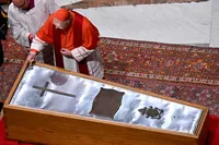 Caixão com o corpo do papa Francisco é fechado no Vaticano; veja fotos