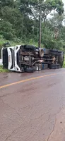 Motorista erra caminho por causa do GPS e capota caminhão próximo ao Lago Schmidt