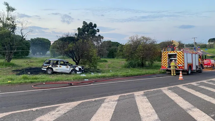 Blazer derruba poste e pega fogo na BR-376 em Apucarana