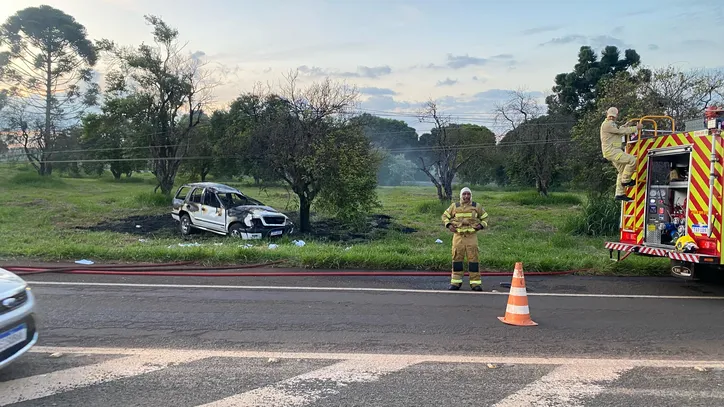 Blazer derruba poste e pega fogo na BR-376 em Apucarana