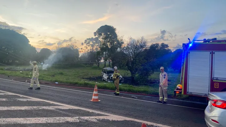 Blazer derruba poste e pega fogo na BR-376 em Apucarana