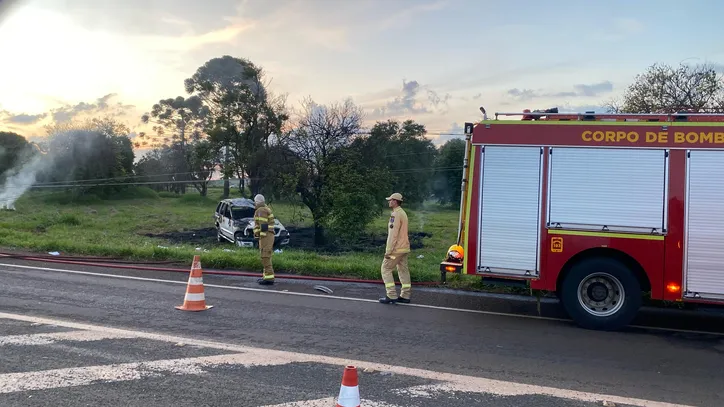 Blazer derruba poste e pega fogo na BR-376 em Apucarana