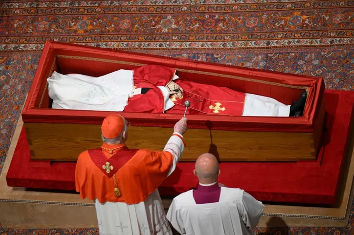 Caixão com o corpo do papa Francisco é fechado no Vaticano; veja fotos