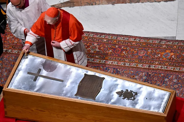Caixão com o corpo do papa Francisco é fechado no Vaticano; veja fotos