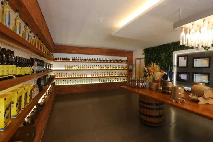 FEITO NO PARANA - Cachaça Companheira Melhor Cachaça Extra Premium do Brasil. Eleita pelo IV Ranking da Cúpula da Cachaça. Considerada a Cachaça do ano de 2020 por atingir a maior pontuação entre todas as 50 finalistas do Ranking.
Jandaia do Sul - 06/10/2020 - Foto: Geraldo Bubniak/AEN