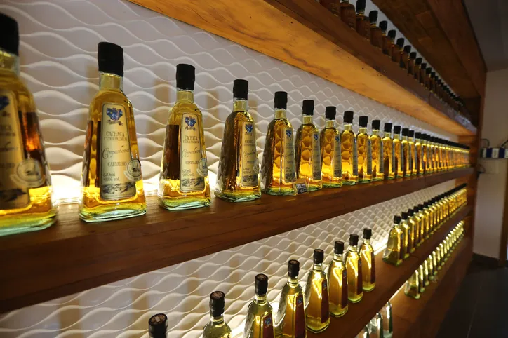 FEITO NO PARANA - Cachaça Companheira Melhor Cachaça Extra Premium do Brasil. Eleita pelo IV Ranking da Cúpula da Cachaça. Considerada a Cachaça do ano de 2020 por atingir a maior pontuação entre todas as 50 finalistas do Ranking.
Jandaia do Sul - 06/10/2020 - Foto: Geraldo Bubniak/AEN