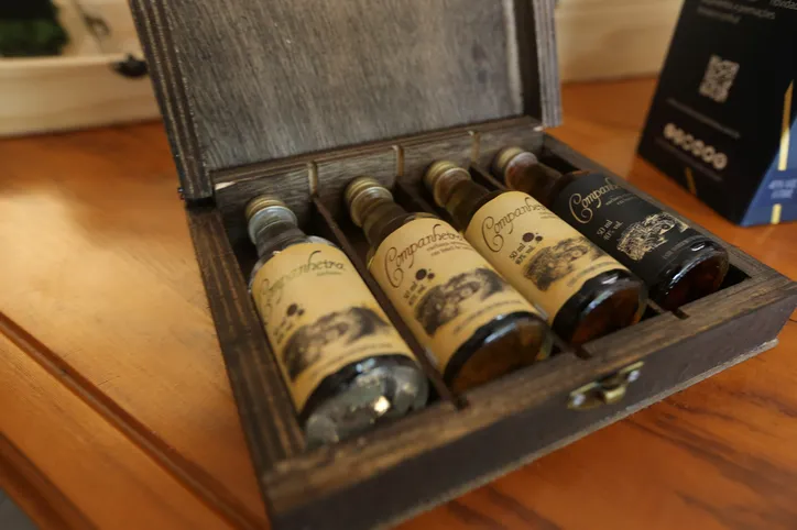 FEITO NO PARANA - Cachaça Companheira Melhor Cachaça Extra Premium do Brasil. Eleita pelo IV Ranking da Cúpula da Cachaça. Considerada a Cachaça do ano de 2020 por atingir a maior pontuação entre todas as 50 finalistas do Ranking.
Jandaia do Sul - 06/10/2020 - Foto: Geraldo Bubniak/AEN