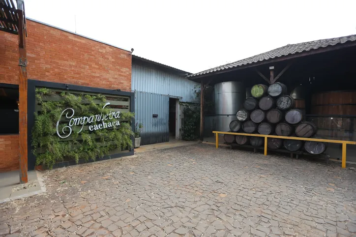 FEITO NO PARANA - Cachaça Companheira Melhor Cachaça Extra Premium do Brasil. Eleita pelo IV Ranking da Cúpula da Cachaça. Considerada a Cachaça do ano de 2020 por atingir a maior pontuação entre todas as 50 finalistas do Ranking.
Jandaia do Sul - 06/10/2020 - Foto: Geraldo Bubniak/AEN