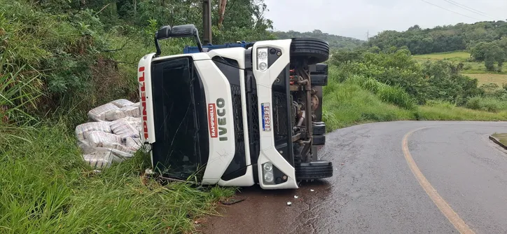 Motorista erra caminho por causa do GPS e capota caminhão próximo ao Lago Schmidt