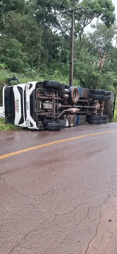 Motorista erra caminho por causa do GPS e capota caminhão próximo ao Lago Schmidt