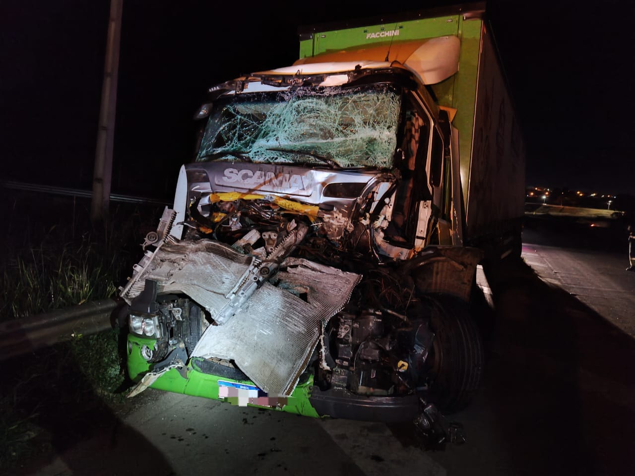 A BR-376 permaneceu totalmente interditada no sentido Curitiba das 19h55 até as 4h50 desta terça-feira (29)