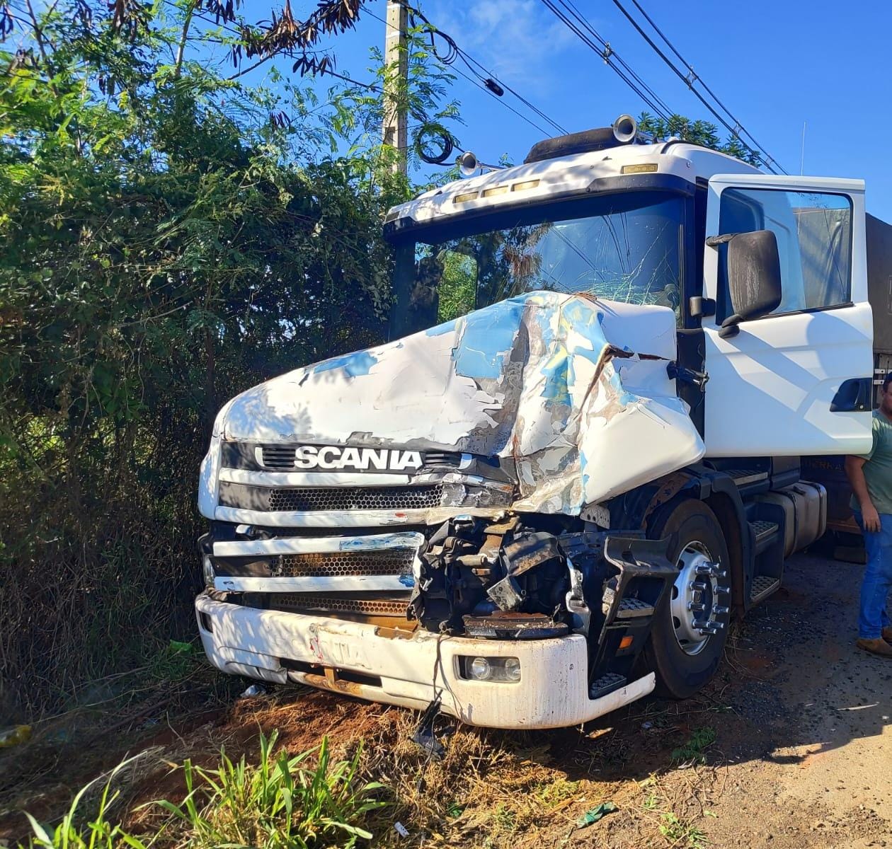 Acidente com ônibus de trabalhadores deixa um morto e 24 feridos no PR