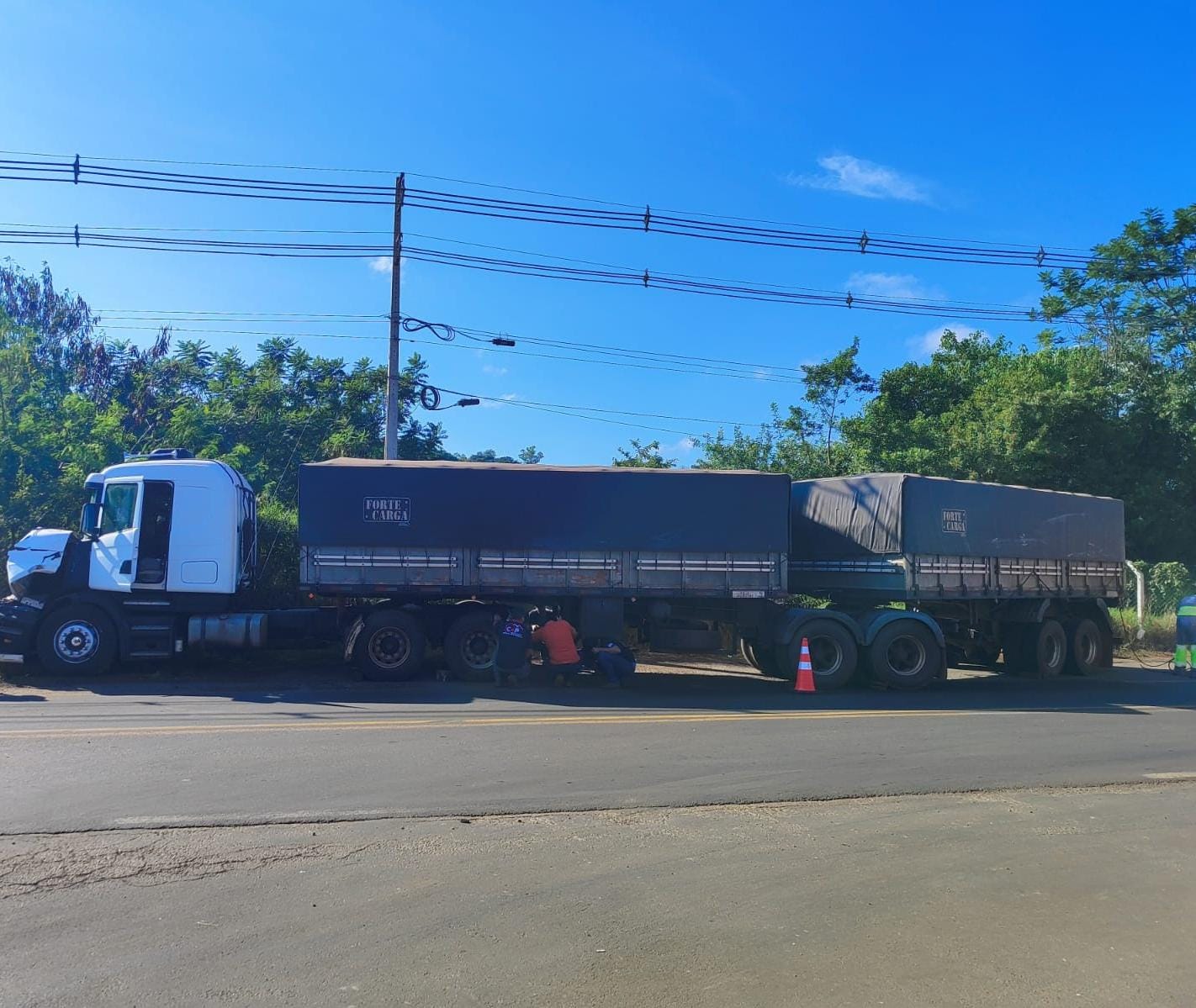 Acidente com ônibus de trabalhadores deixa um morto e 24 feridos no PR