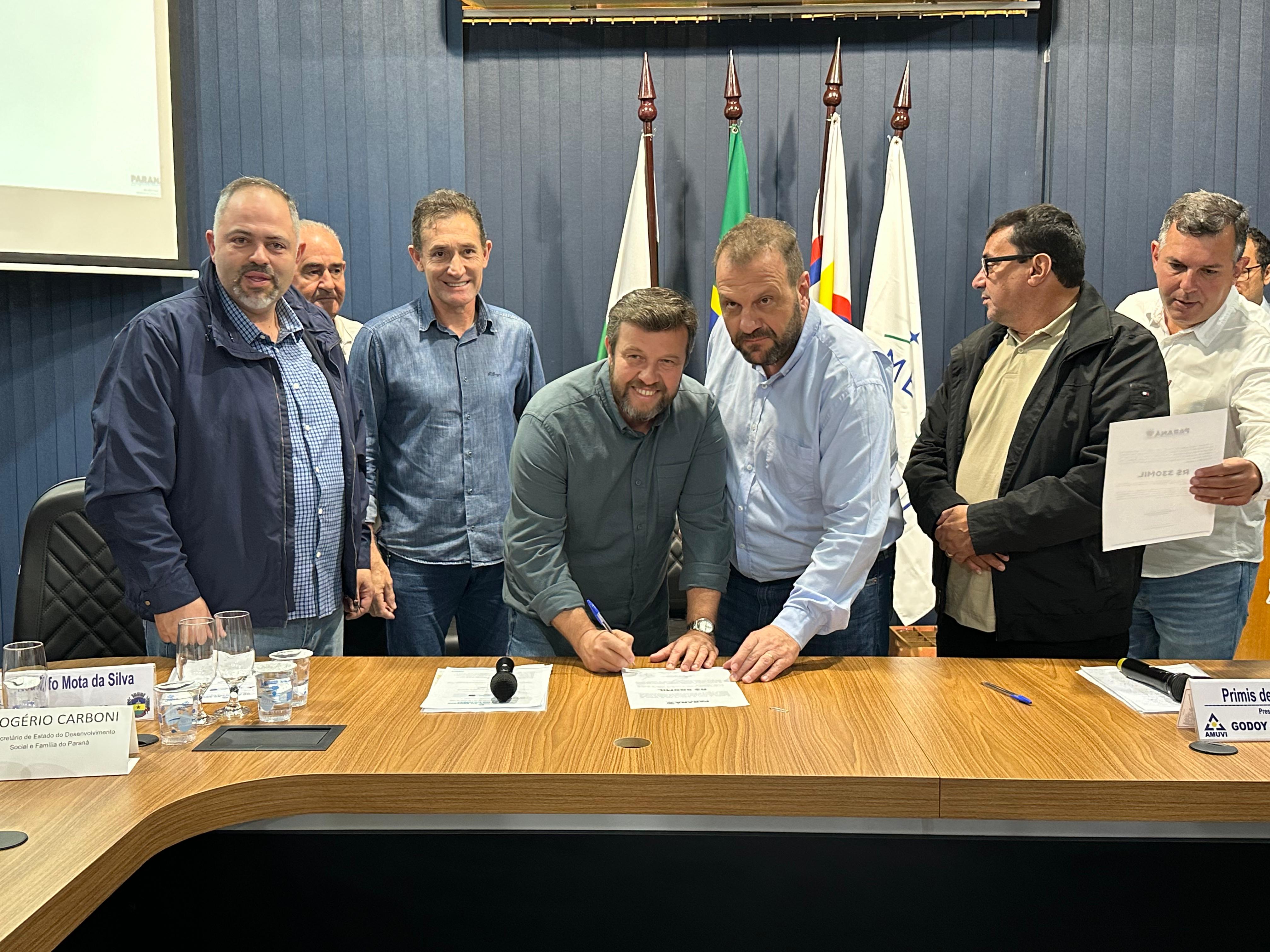 Amuvi recebe secretários estaduais durante reunião em Apucarana