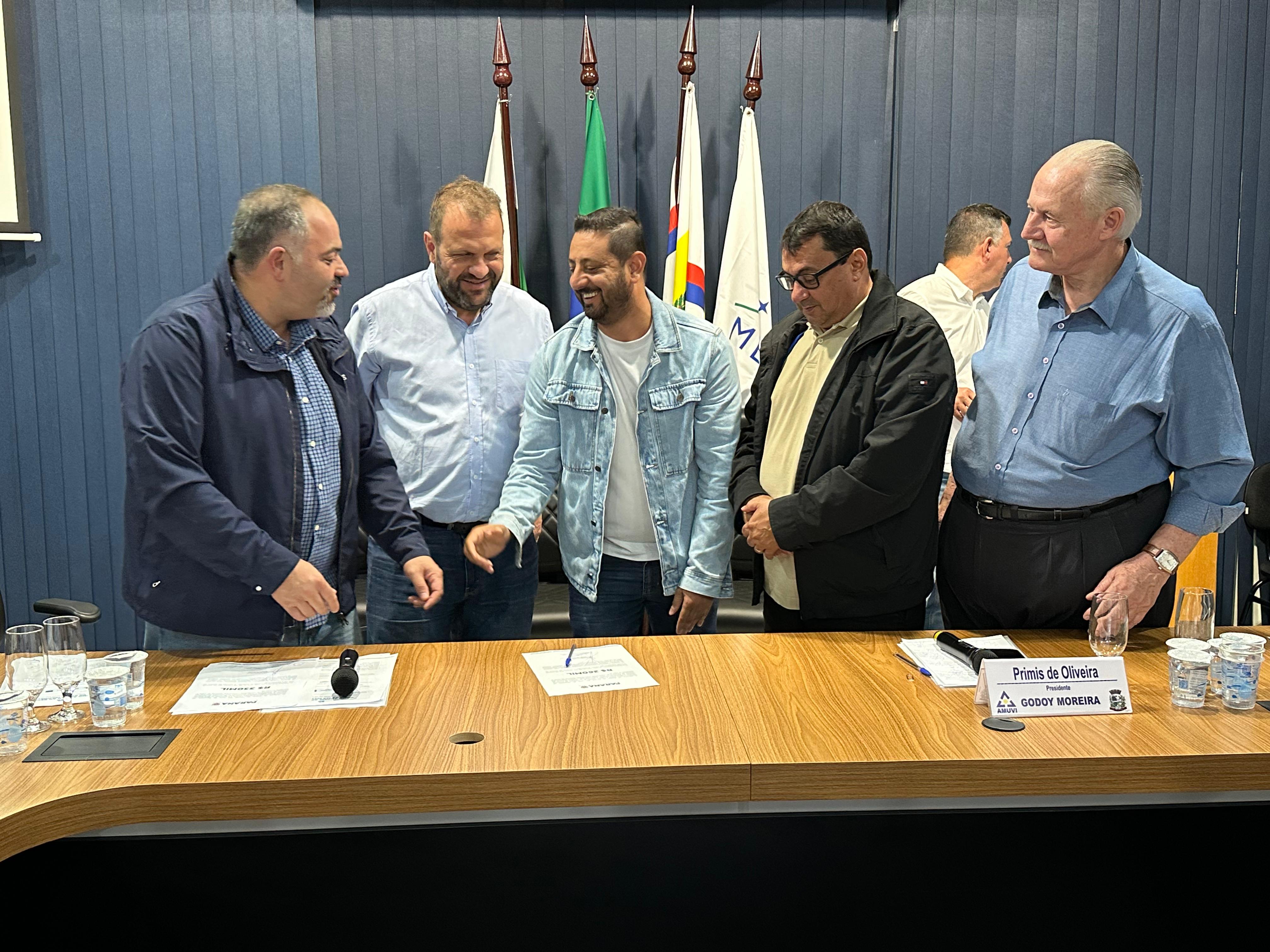 Amuvi recebe secretários estaduais durante reunião em Apucarana