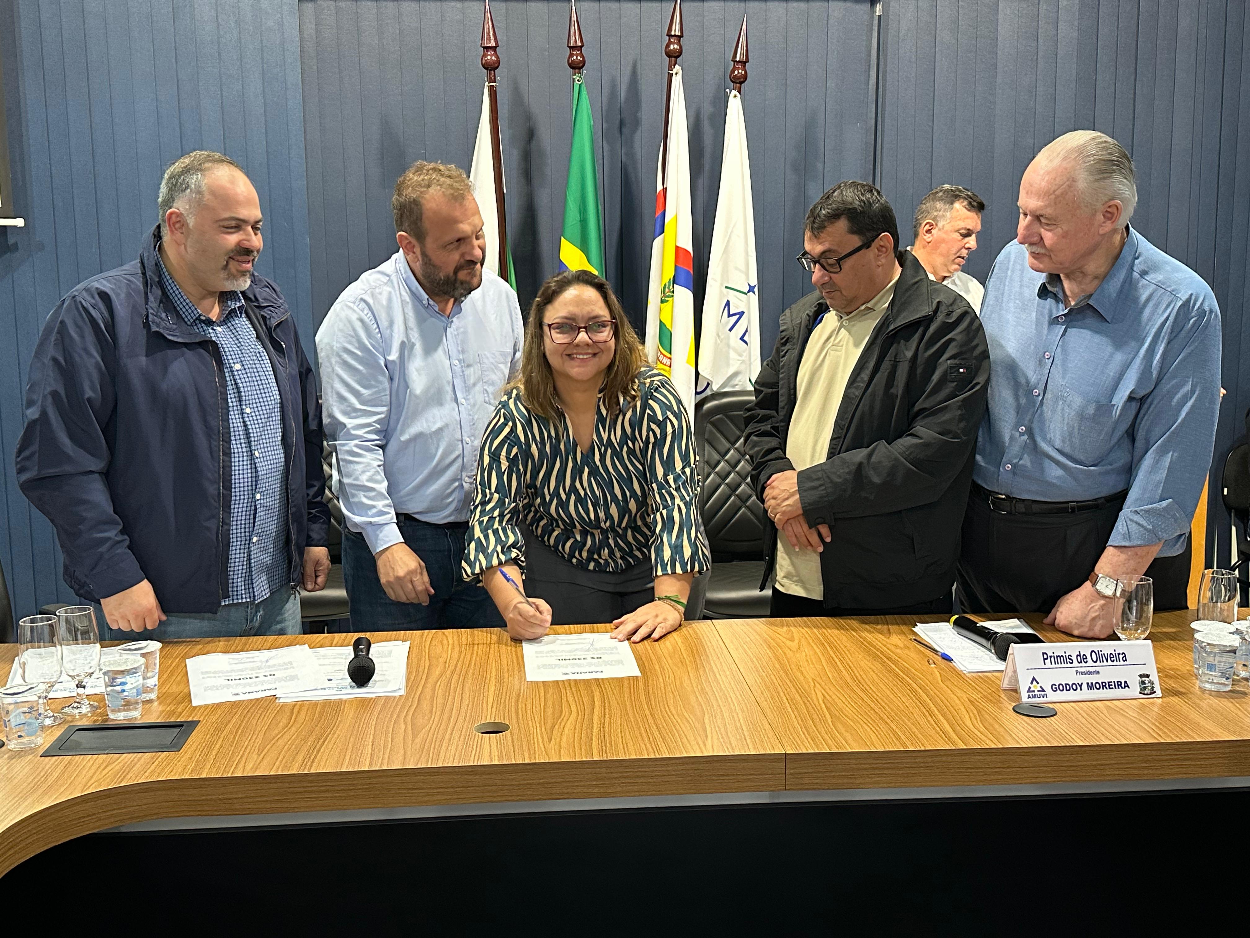 Amuvi recebe secretários estaduais durante reunião em Apucarana