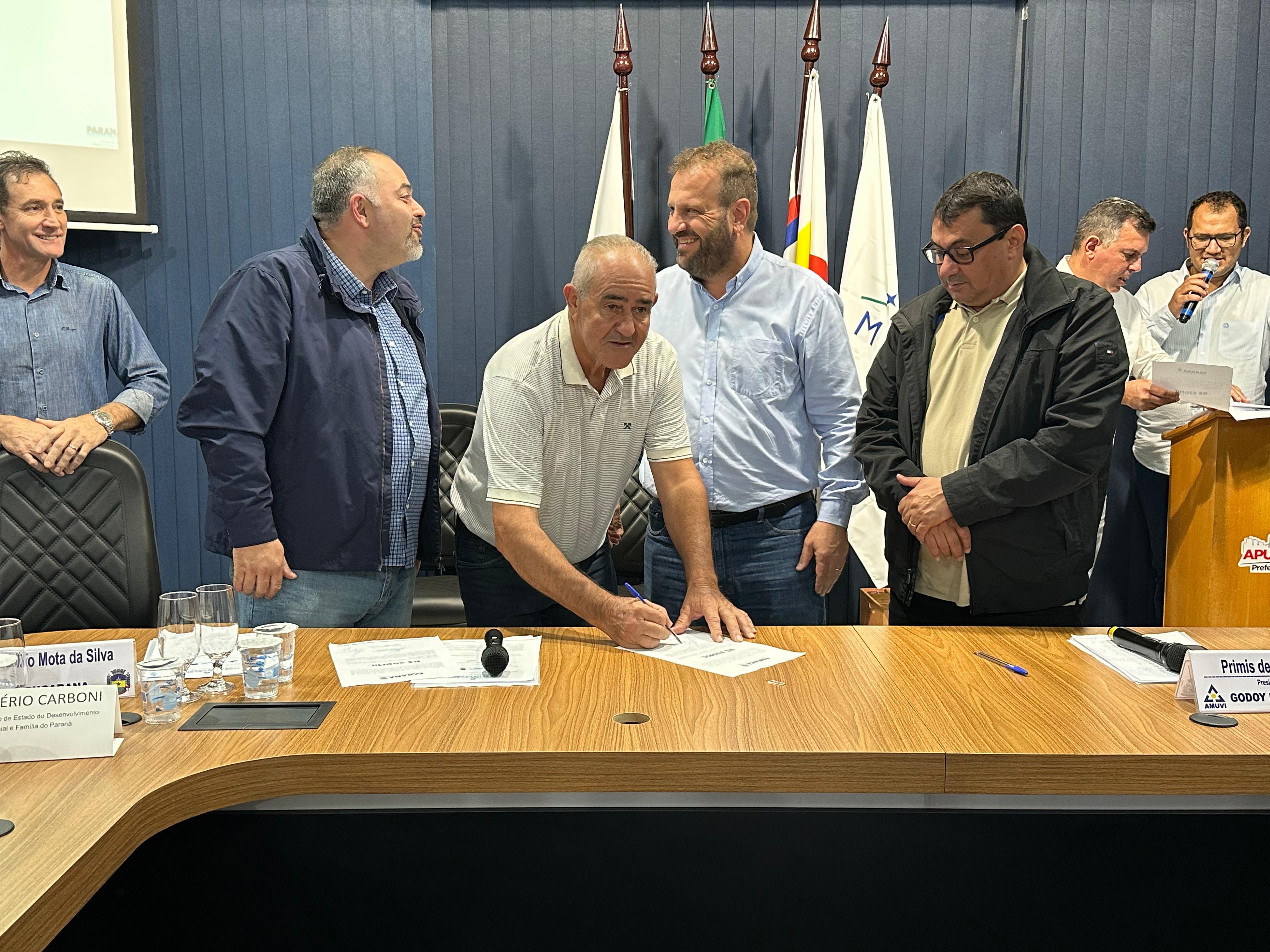 Amuvi recebe secretários estaduais durante reunião em Apucarana