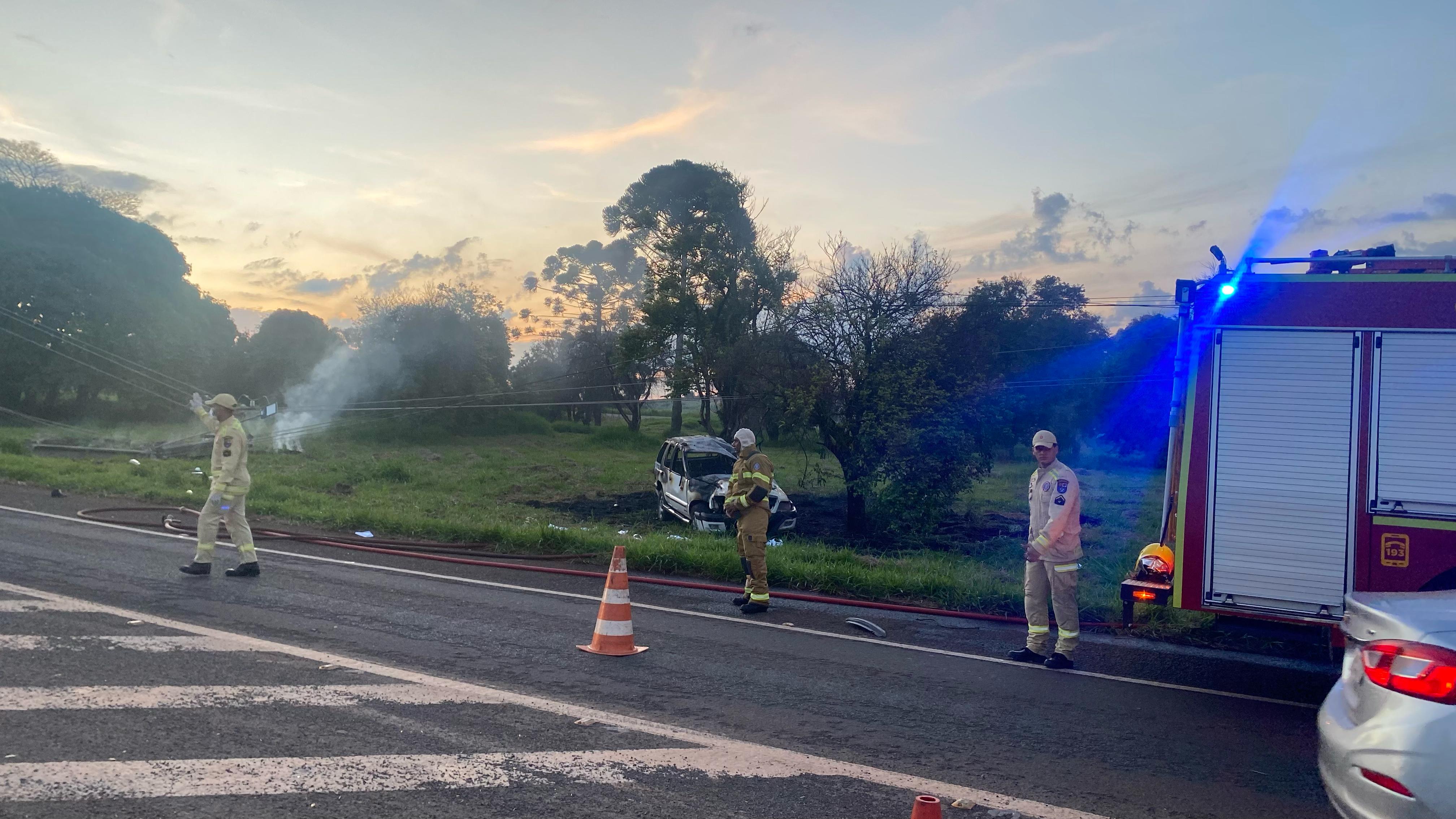 Blazer derruba poste e pega fogo na BR-376 em Apucarana