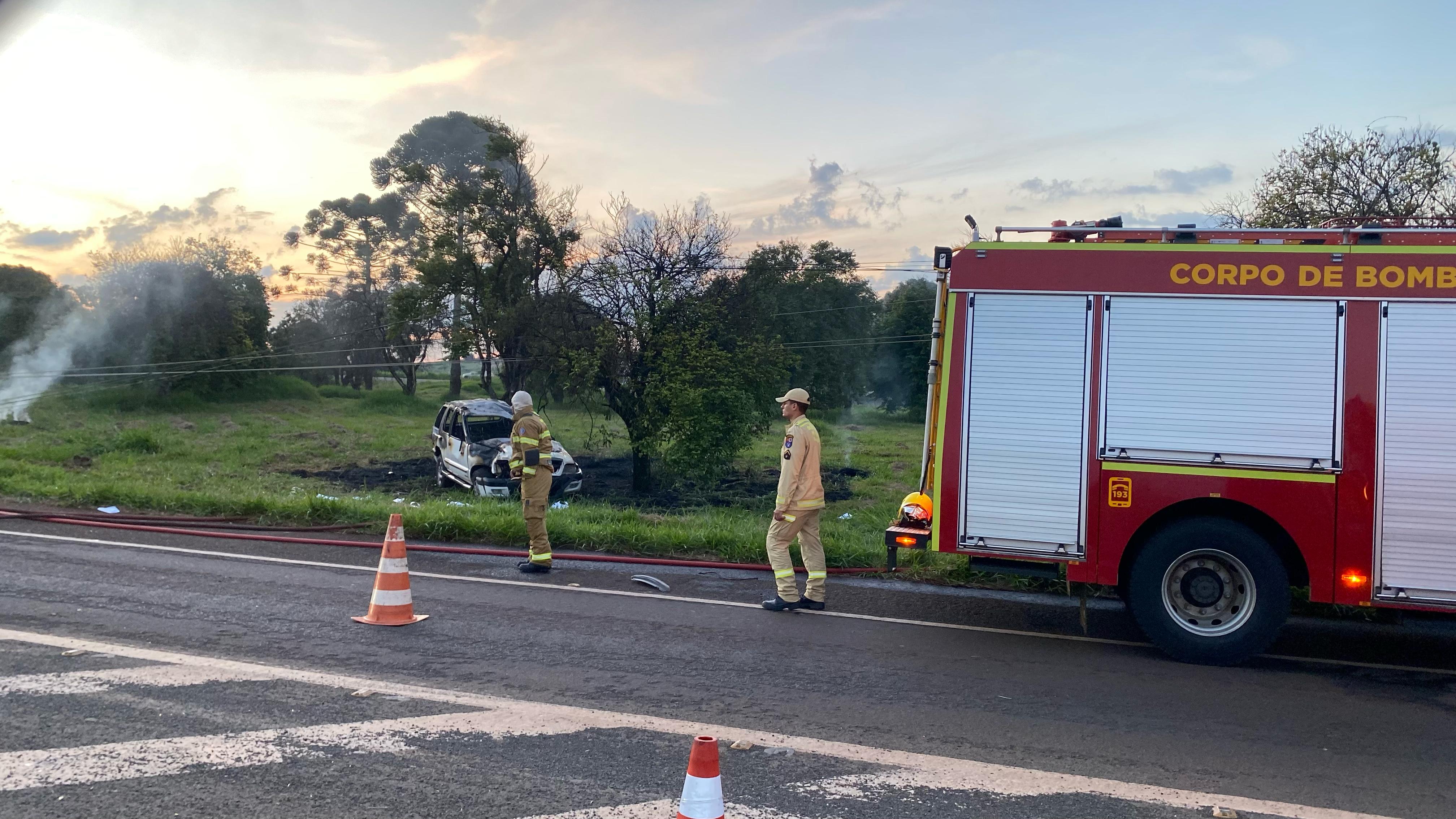 Blazer derruba poste e pega fogo na BR-376 em Apucarana