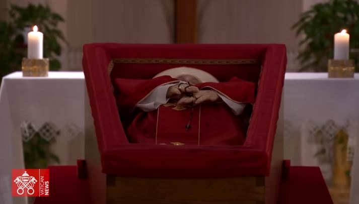 Caixão com o corpo do papa Francisco é fechado no Vaticano; veja fotos