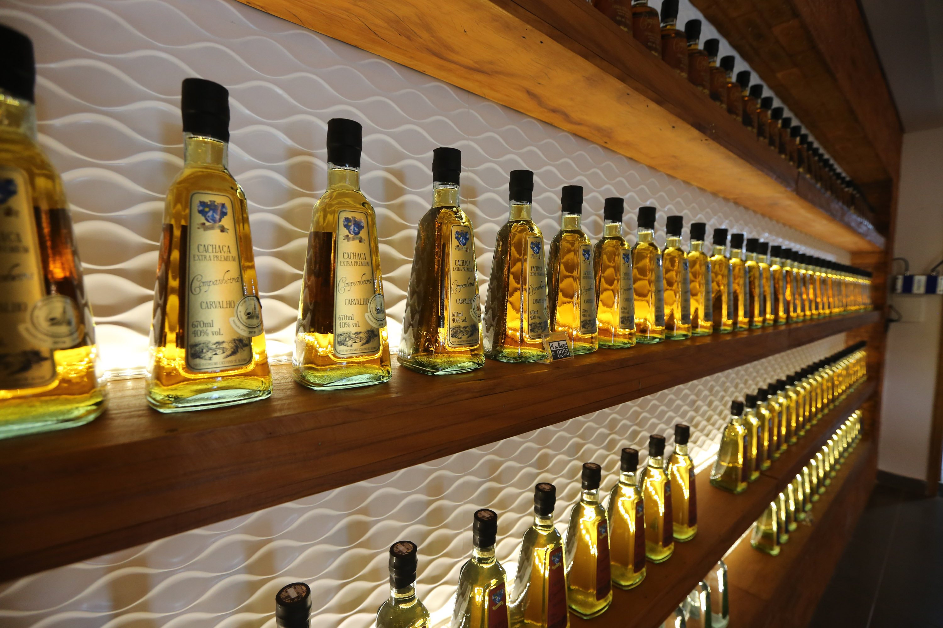 FEITO NO PARANA - Cachaça Companheira Melhor Cachaça Extra Premium do Brasil. Eleita pelo IV Ranking da Cúpula da Cachaça. Considerada a Cachaça do ano de 2020 por atingir a maior pontuação entre todas as 50 finalistas do Ranking.
Jandaia do Sul - 06/10/2020 - Foto: Geraldo Bubniak/AEN