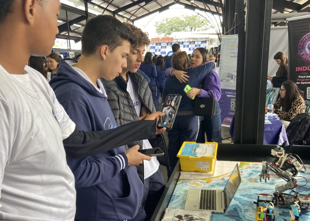 Feira de Profissões movimenta estudantes em Apucarana