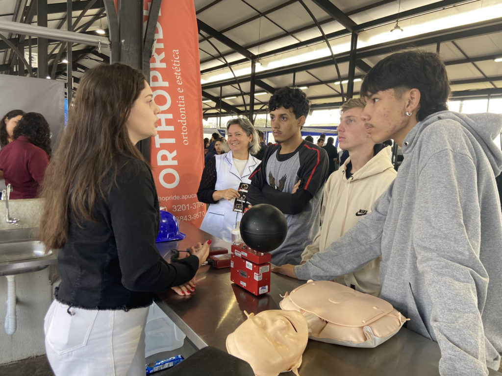 Feira de Profissões movimenta estudantes em Apucarana