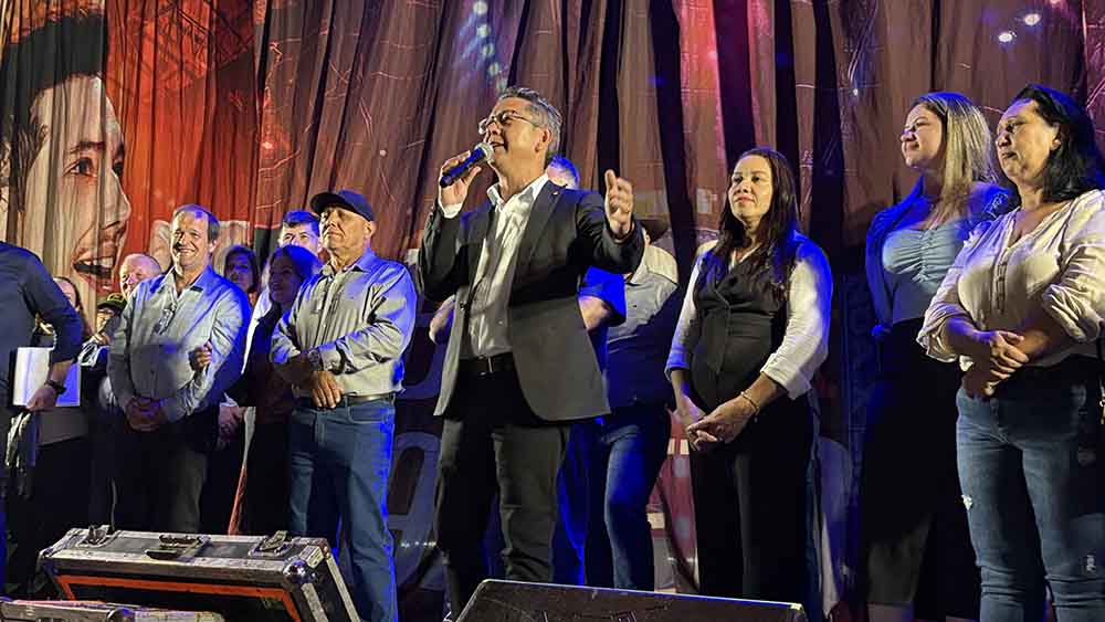 Festa do aniversário de Jardim Alegre atrai multidão