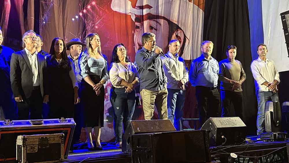 Festa do aniversário de Jardim Alegre atrai multidão