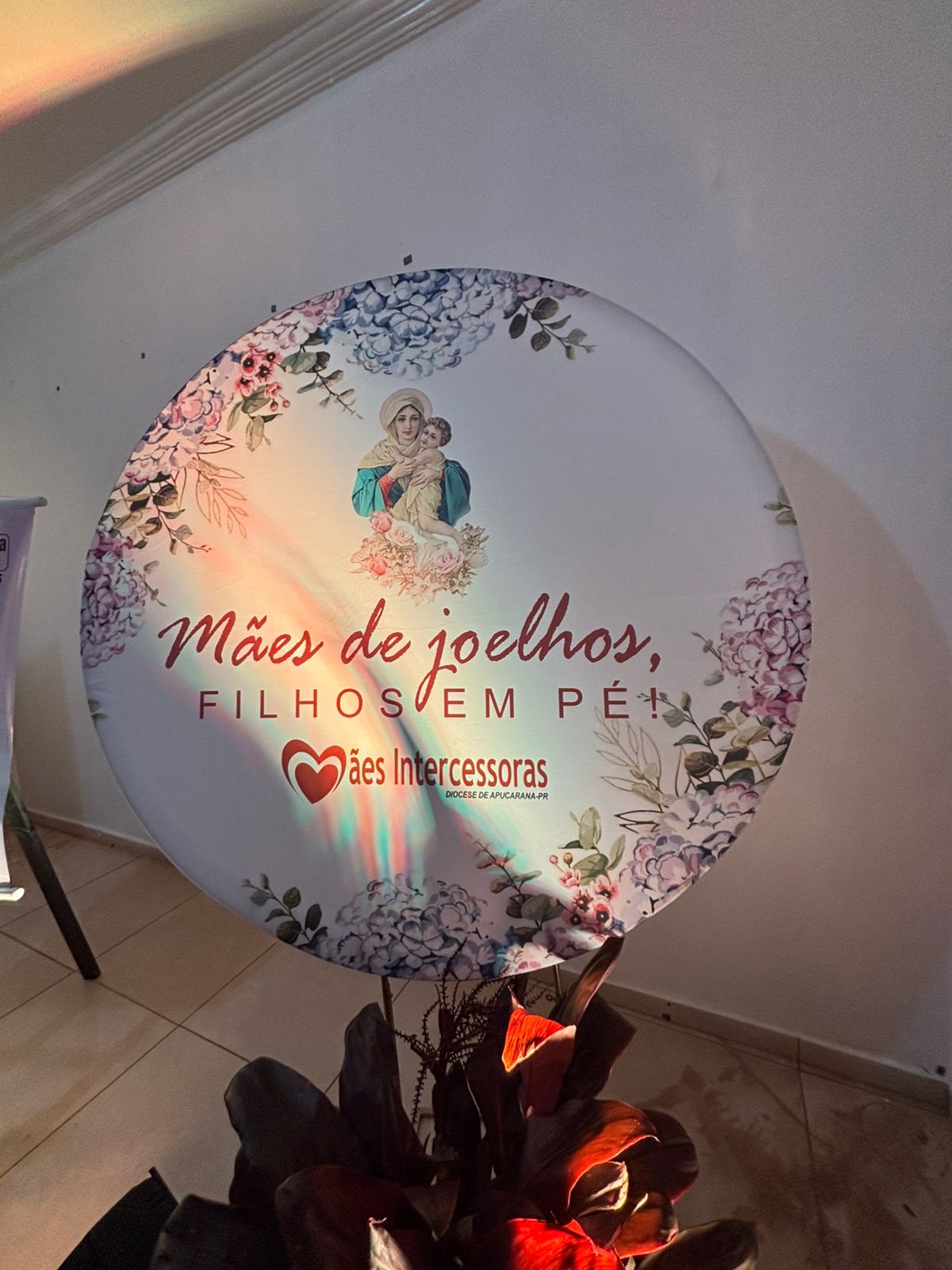 Mães que dobram os joelhos: 20 anos do movimento Mães Intercessoras