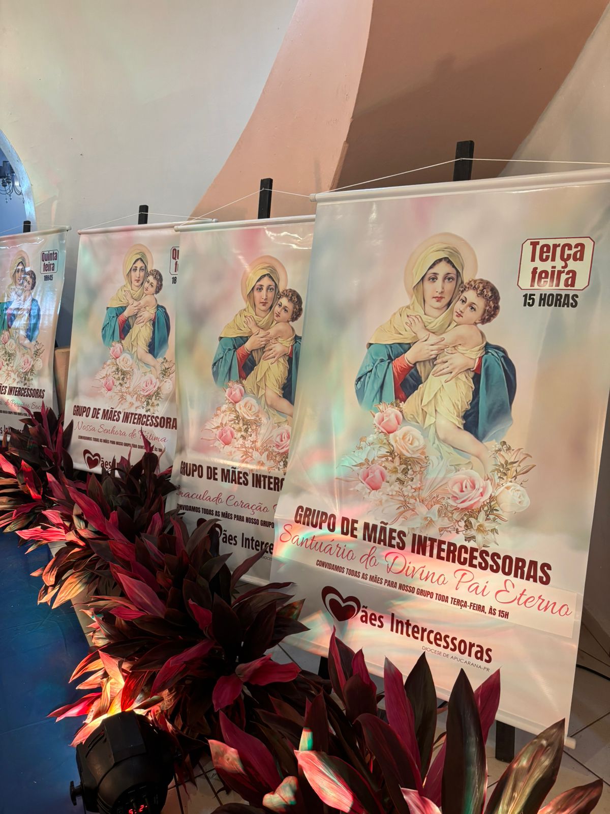 Mães que dobram os joelhos: 20 anos do movimento Mães Intercessoras