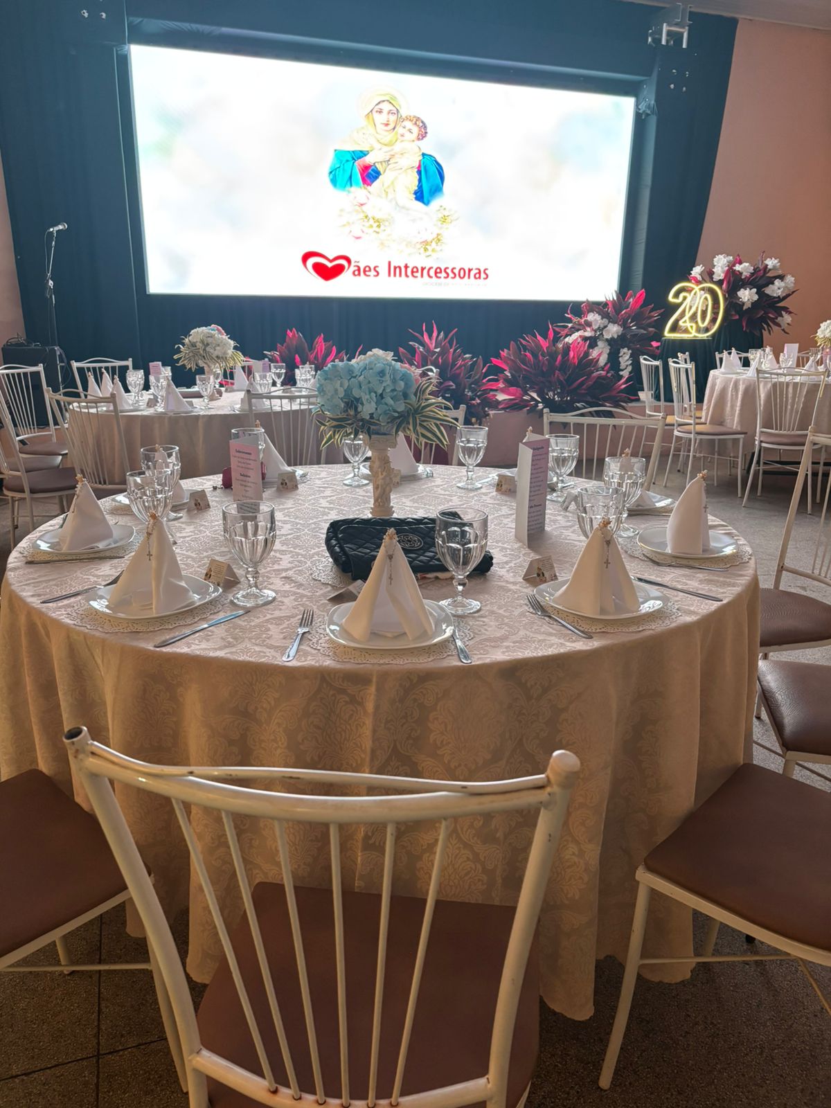 Mães que dobram os joelhos: 20 anos do movimento Mães Intercessoras