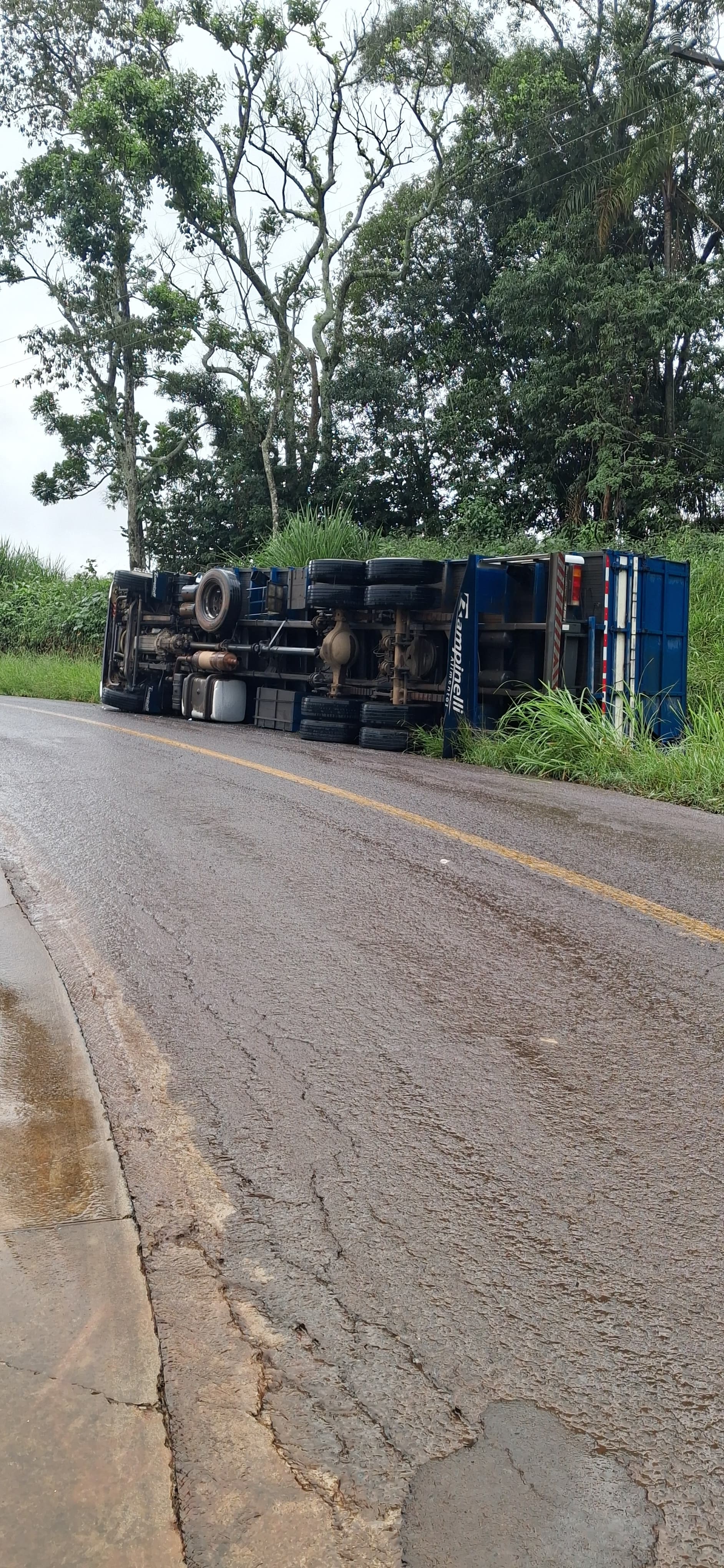 Motorista erra caminho por causa do GPS e capota caminhão próximo ao Lago Schmidt